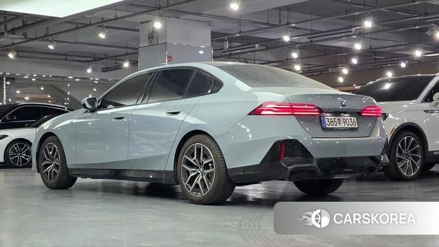BMW 5 Series (G60) 2025 Серый из Кореи, фото 5