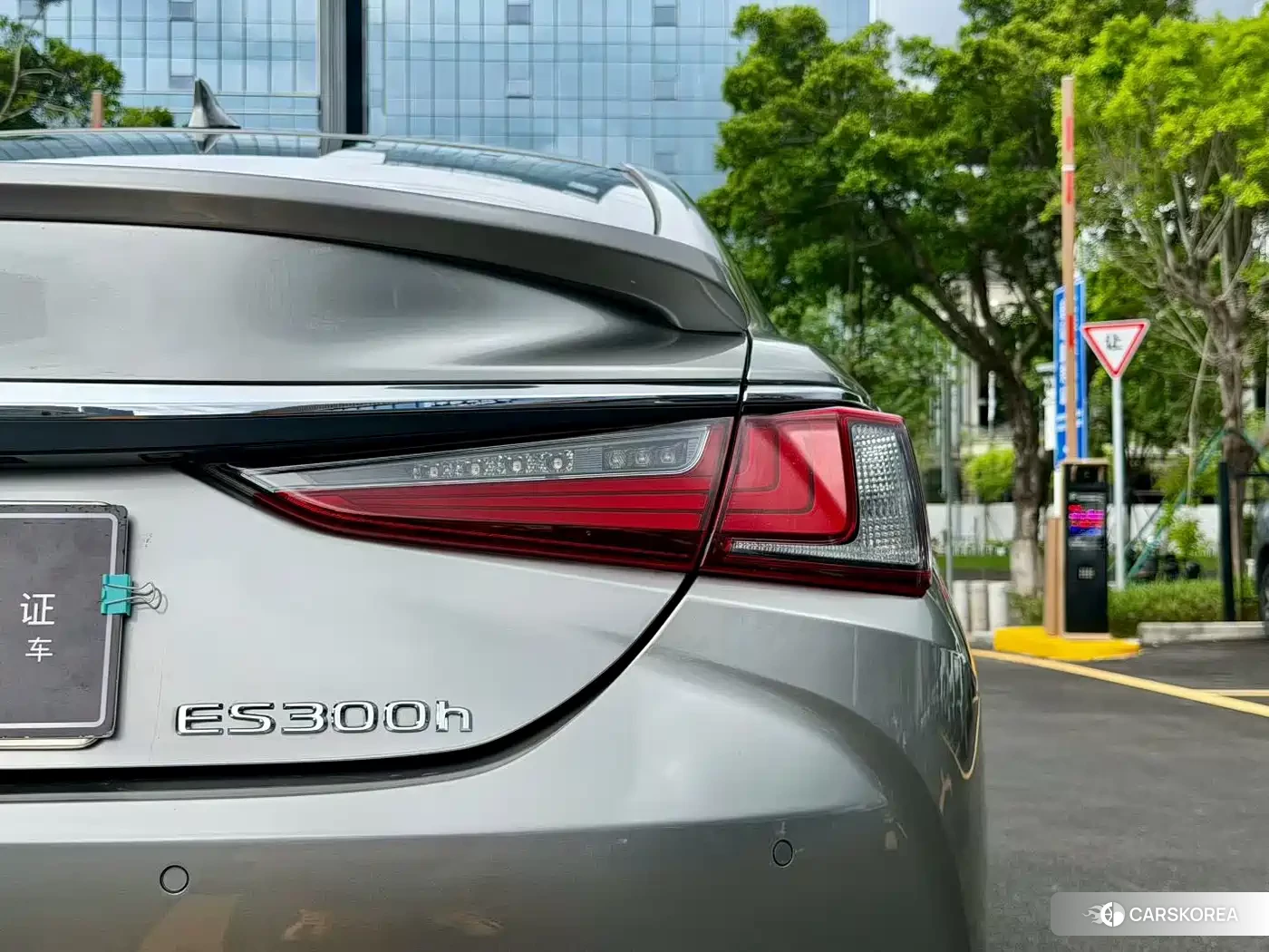 Lexus ES 2023 Silver/gray из Китая, фото 2