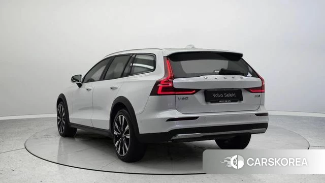 Volvo V60 Cross-Country 2nd Generation 2024 Белый из Кореи, фото 2