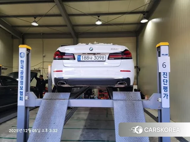 BMW 5 Series (G30) 2023 Белый из Кореи, фото 2