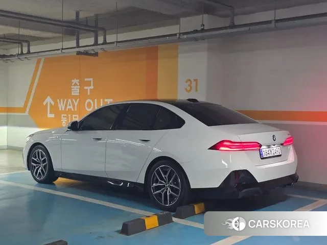 BMW 5 Series (G60) 2023 Белый из Кореи, фото 2