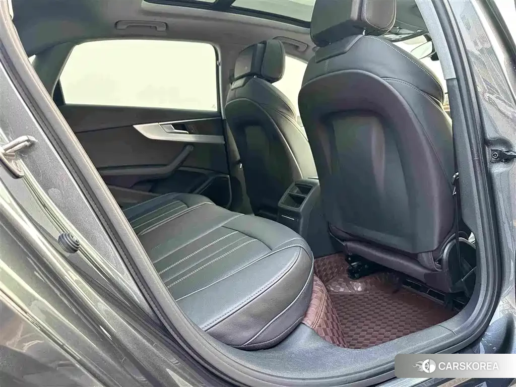 Audi A4L 2022 Silver/gray из Китая, фото 3