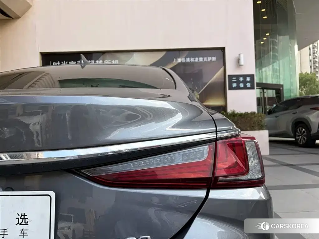 Lexus ES id 4576834 из Китая 7