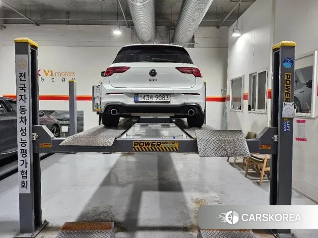 Volkswagen Golf 8th Generation 2023 Белый из Кореи, фото 2