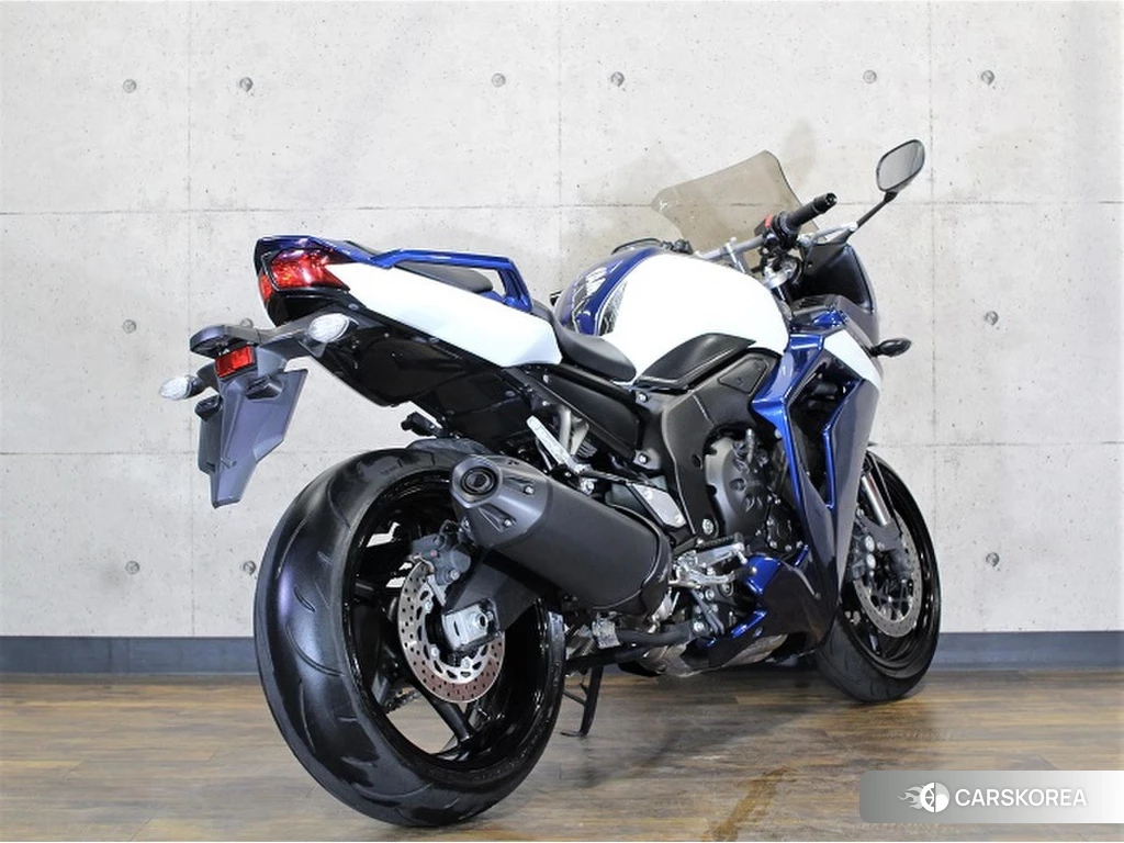 Проданный Yamaha FZ1 FEATHER GT 2011 из Японии