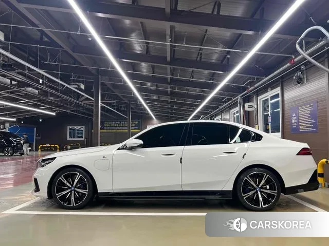 BMW 5 Series (G60) 2024 Белый из Кореи, фото 2