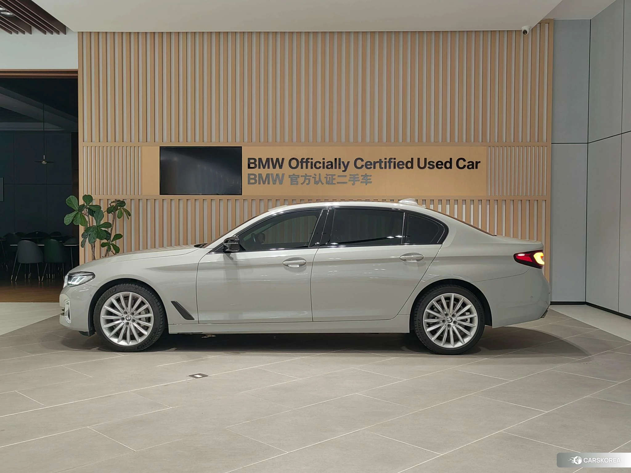 BMW 5 series 2021 Серебристо-серый из Китая, фото 4