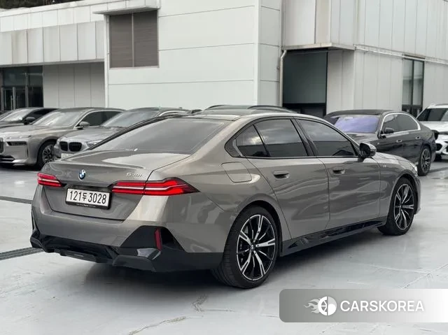 BMW 5 Series (G60) 2025 Цвет тростника из Кореи, фото 4