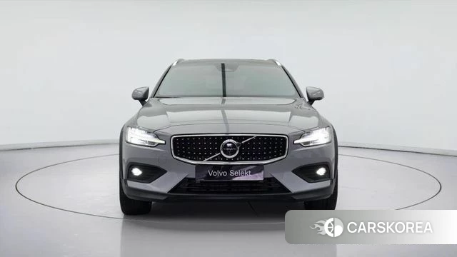 Volvo V60 Cross-Country 2nd Generation 2024 Серебристо-серый из Кореи, фото 2
