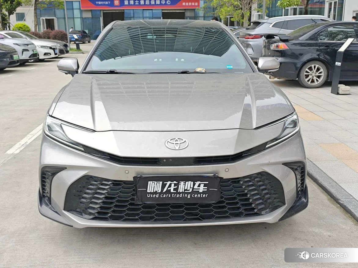 Toyota Camry 2024 Серебристо-серый из Китая, фото 3