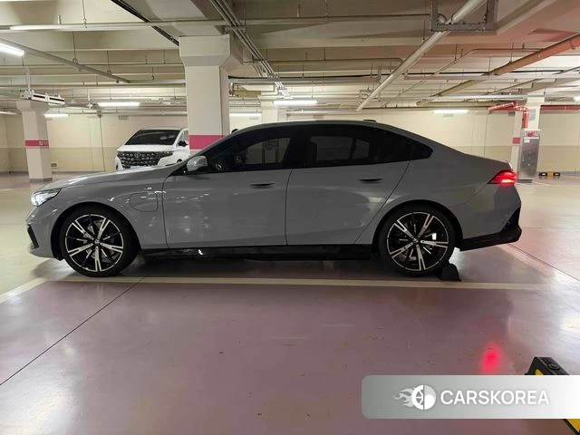 BMW 5 Series (G60) 2025 Серебристо-серый из Кореи, фото 6