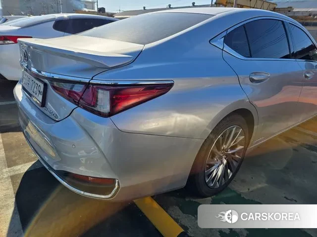 Lexus ES300h 7th generation 2018 Светло-серебряный цвет из Кореи, фото 4