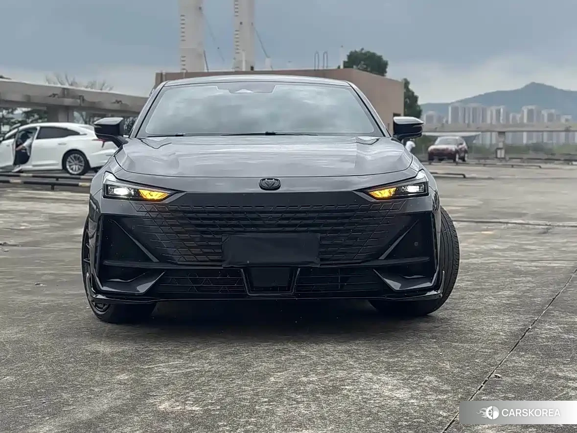 Chang'an Changan UNI-V 2024 Silver/gray из Китая, фото 2
