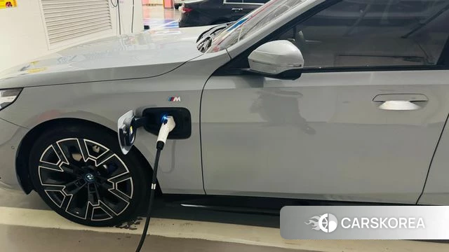 BMW 5 Series (G60) 2025 Коричневый из Кореи, фото 2