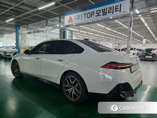 BMW 5 Series (G60) 2023 Белый из Кореи, фото 4
