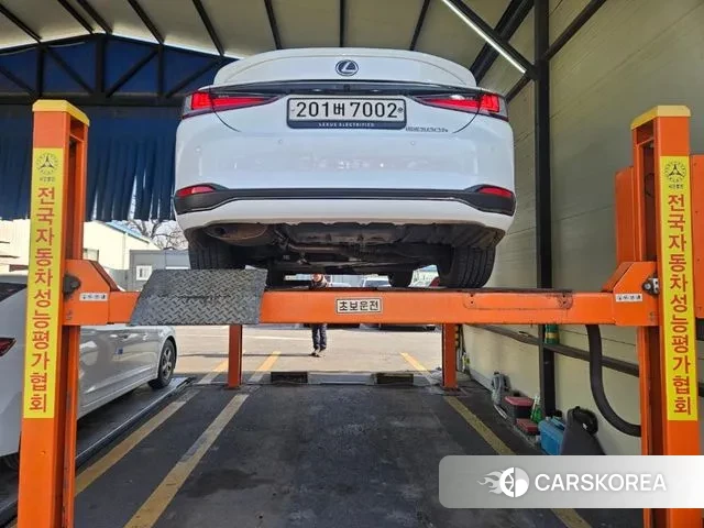 Lexus ES300h 7th generation 2024 Белый из Кореи, фото 2