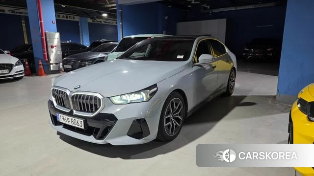 BMW 5 Series (G60) 2024 Небесно-голубой из Кореи, фото 2