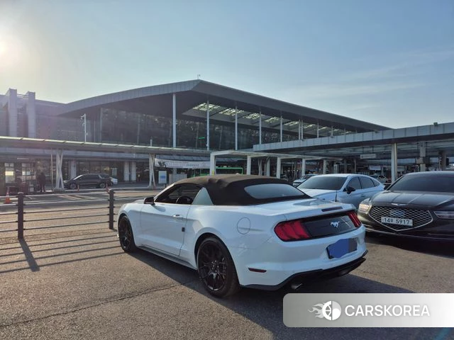 Ford Mustang 2022 Белый из Кореи, фото 2