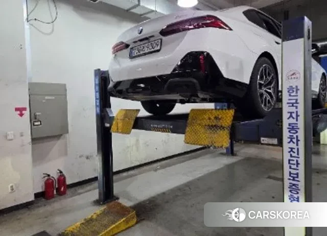 BMW 5 Series (G60) 2025 Белый из Кореи, фото 2