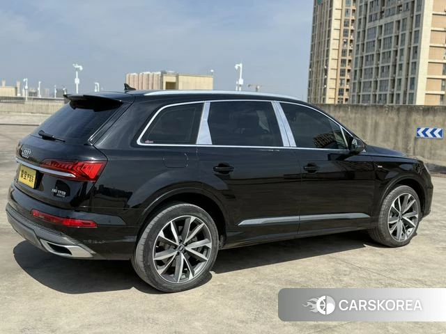 Audi Q7 2021 Черный из Китая, фото 2