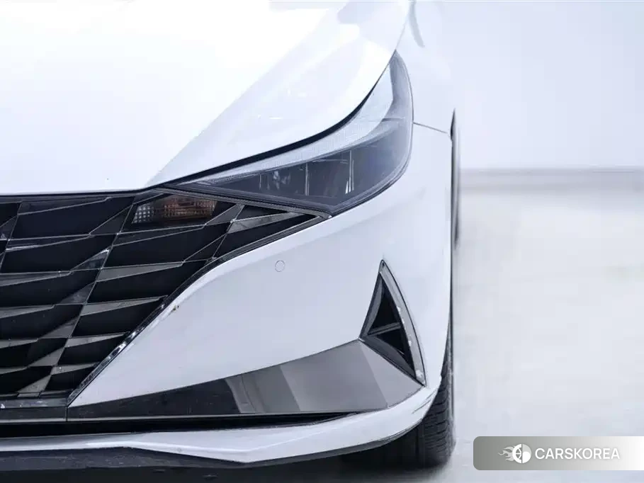Hyundai Elantra 2023 Белый из Китая, фото 2