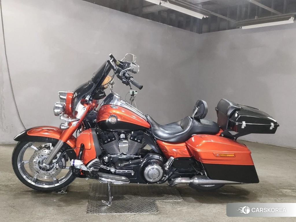 Проданный Harley-Davidson Road King Custom FLHRSE1800CVO 2014 из Японии