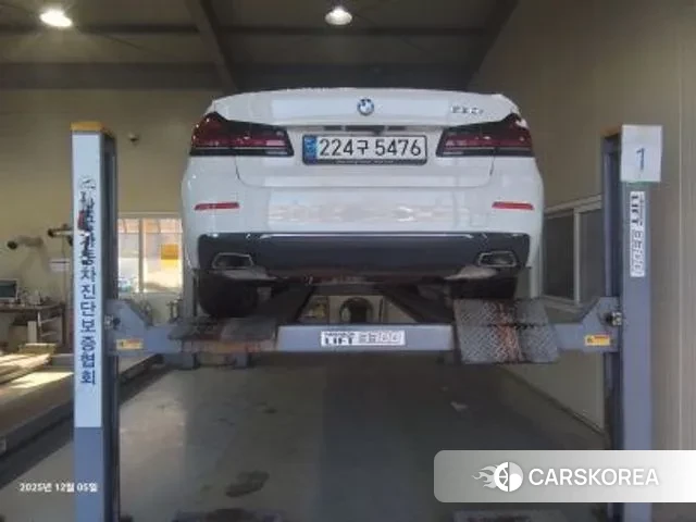 BMW 5 Series (G30) 2023 Белый из Кореи, фото 2