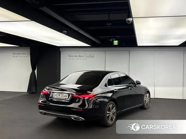 Mercedes-Benz E-Class W213 2023 Черный из Кореи, фото 2