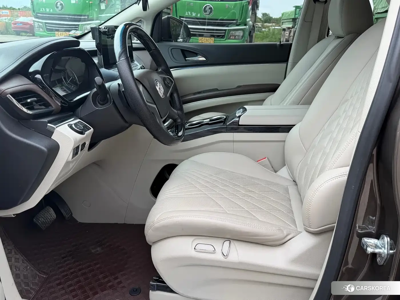 Buick GL8 2023 Champagne/brown из Китая, фото 2