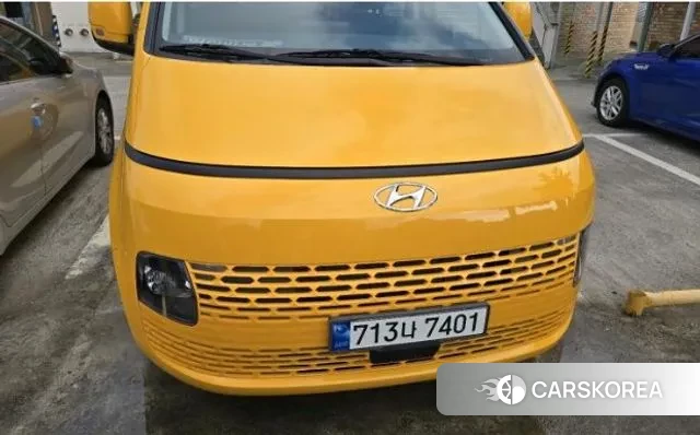 Hyundai Staria 2023 Желтый из Кореи, фото 2