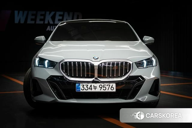 BMW 5 Series (G60) 2025 Светло-серебряный цвет из Кореи, фото 2