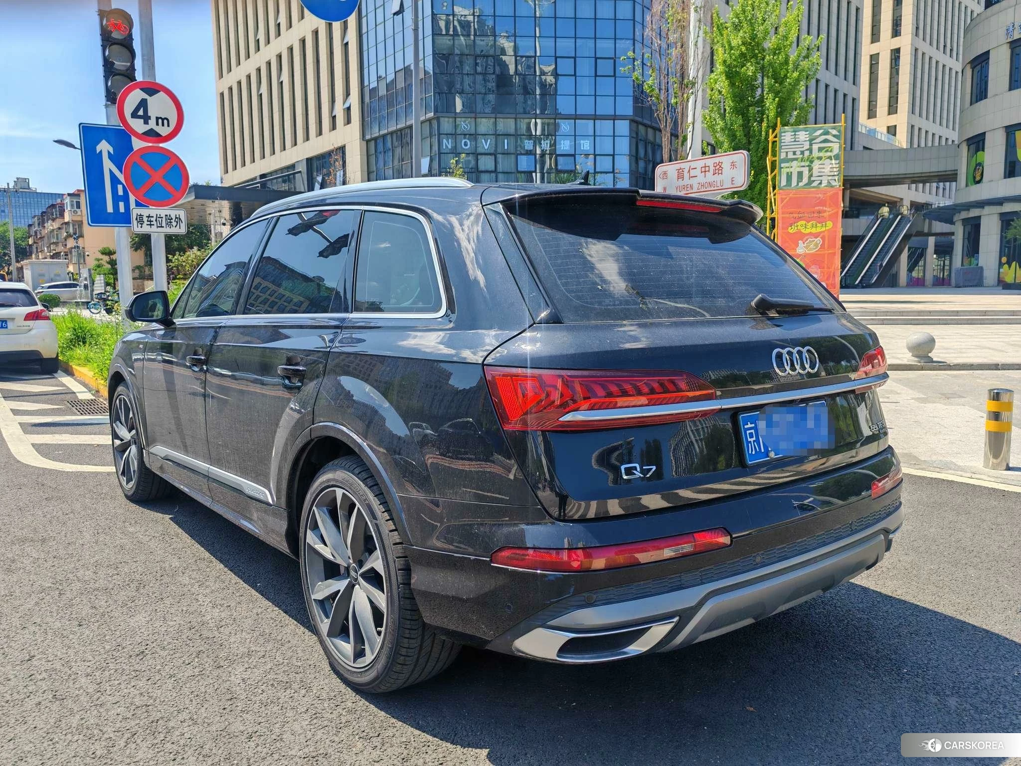 Audi Q7 2021 Черный из Китая, фото 2