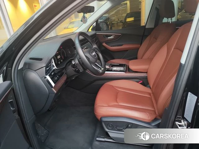 Audi Q7 2024 Черный из Китая, фото 2