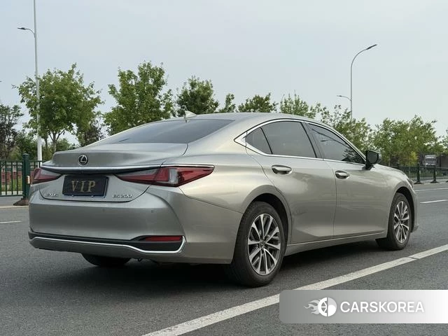 Lexus ES 2023 Серебристо-серый из Китая, фото 2