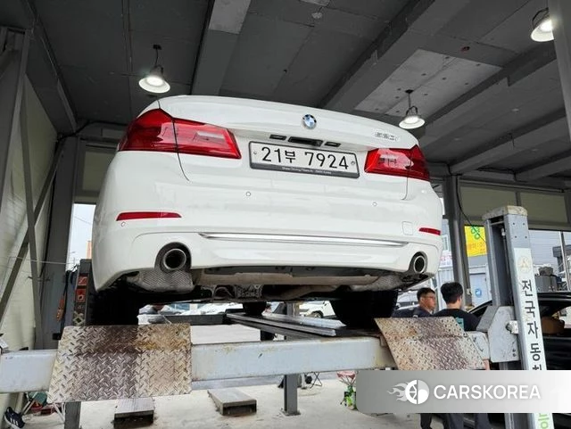 BMW 5 Series (G30) 2018 Черный из Кореи, фото 2