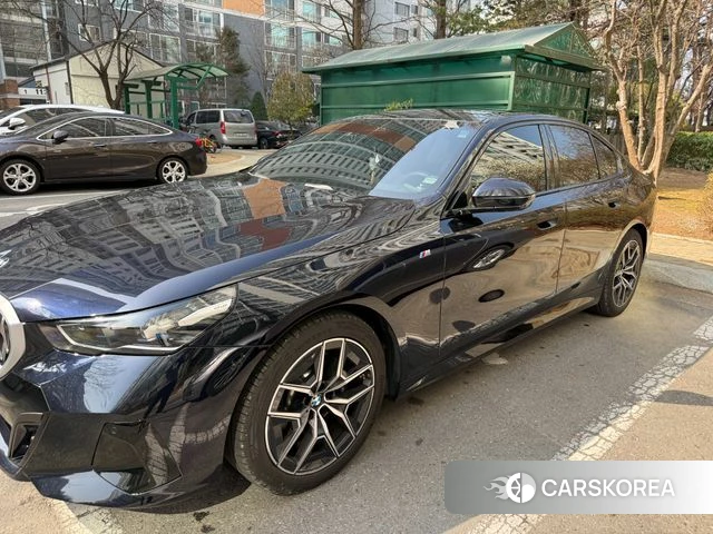 BMW 5 Series (G60) 2024 Черный из Кореи, фото 2