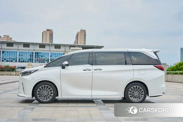 Lexus LM id 4290837 из Китая 12