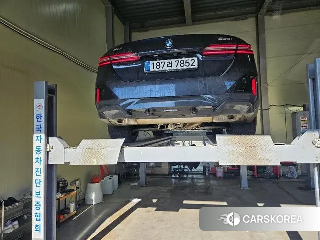 BMW 5 Series (G60) 2024 Черный из Кореи, фото 2