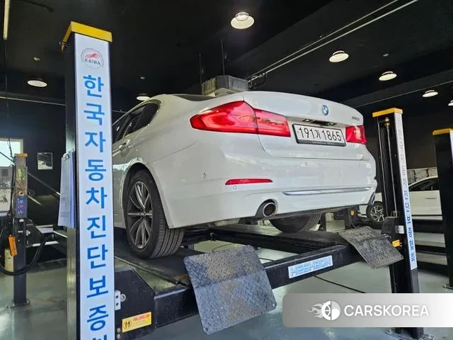 BMW 5 Series (G30) 2018 Белый из Кореи, фото 2