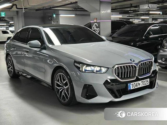 BMW 5 Series (G60) 2026 Небесно-голубой из Кореи, фото 2