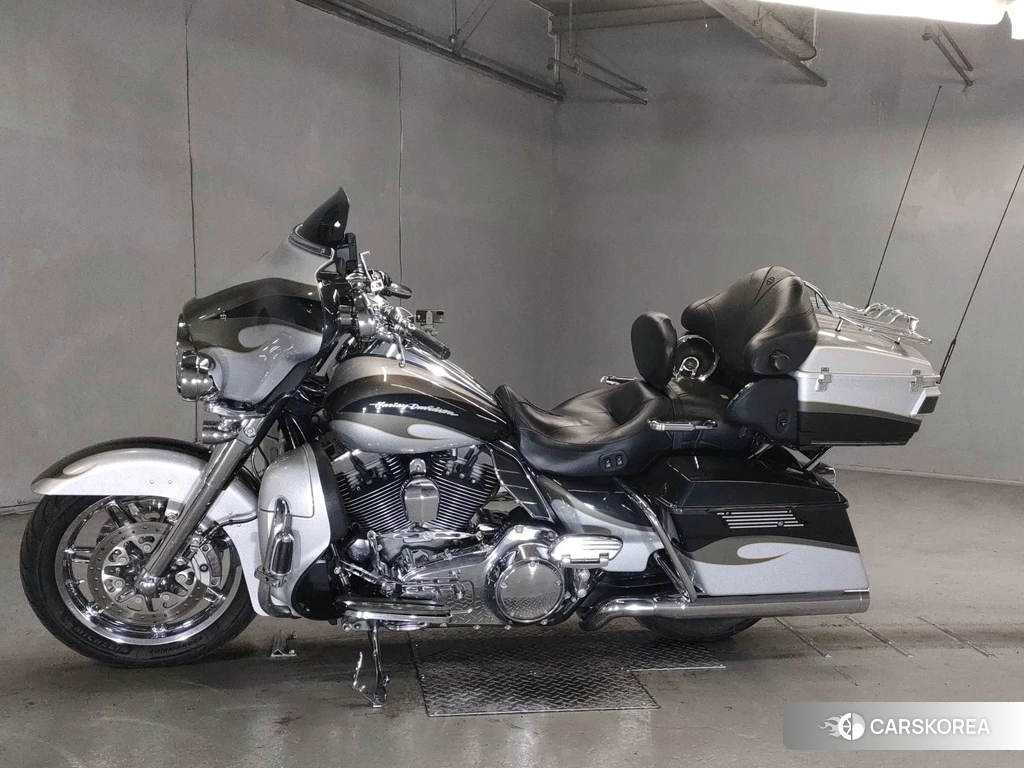 Проданный Harley-Davidson Electra Glide FLHTCUSE1800 CVO 2013 из Японии