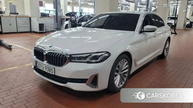 BMW 5 Series (G30) 2023 Белый из Кореи, фото 2