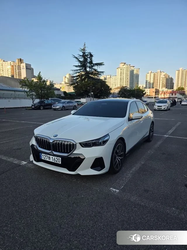 BMW 5 Series (G60) 2025 Белый из Кореи, фото 2