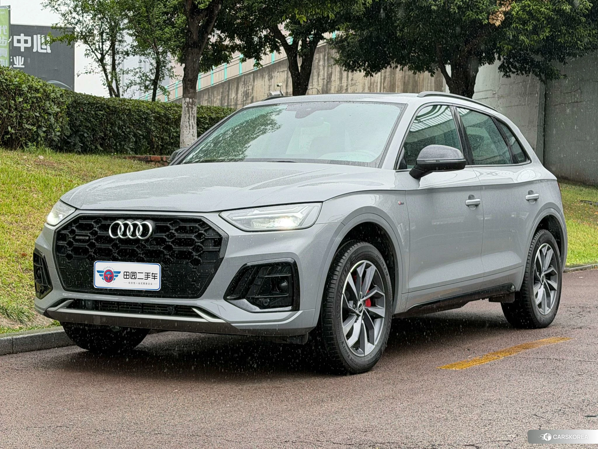 Audi Q5L 2023 Серебристо-серый из Китая, фото 5