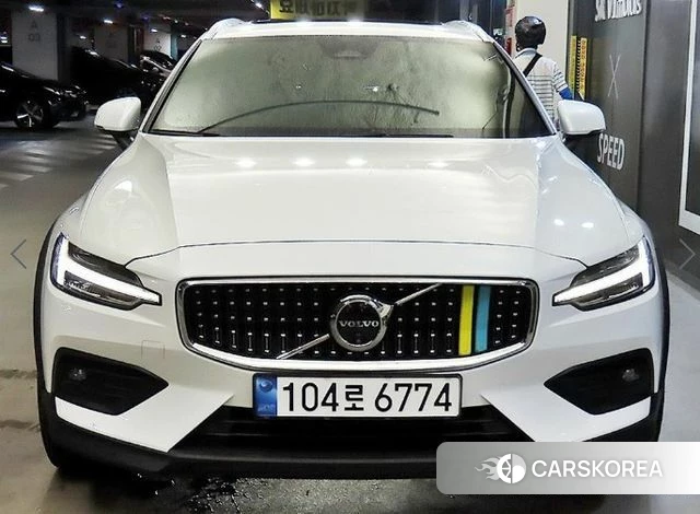 Volvo V60 Cross-Country 2nd Generation 2023 Белый из Кореи, фото 2