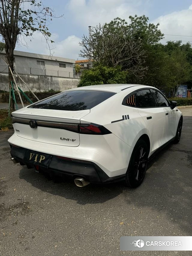 Chang'an UNI-V 2023 Белый из Китая, фото 2