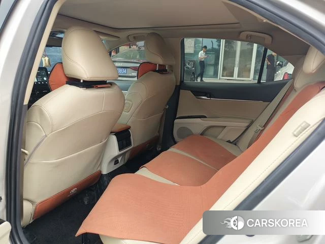 Toyota Camry 2023 Серебристо-серый из Китая, фото 2