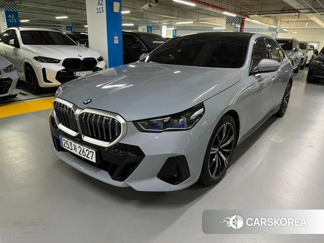 BMW 5 Series (G60) 2025 Светло-серебряный цвет из Кореи, фото 4