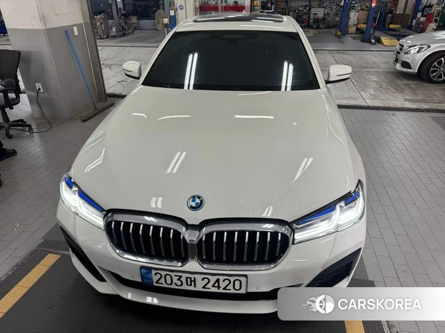 BMW 5 Series (G30) 2023 Белый из Кореи, фото 2
