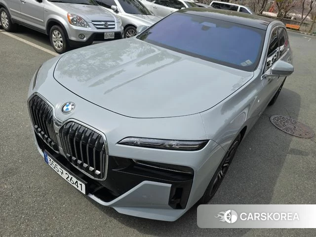 BMW 7 Series (G70) 2025 Жемчужный цвет из Кореи, фото 2